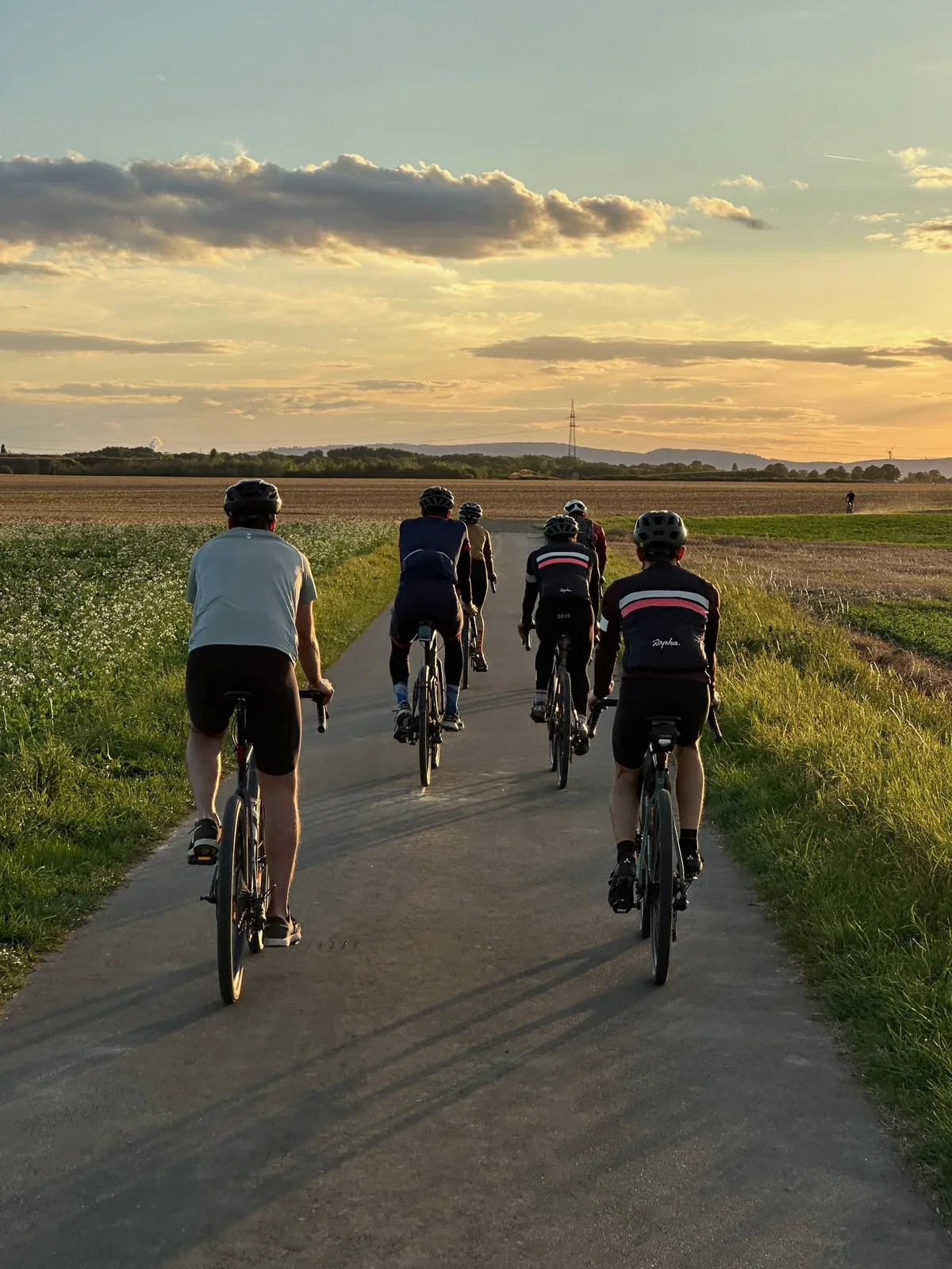 Gruppe bei einer gemeinsamen Radausfahrt im Abendlicht